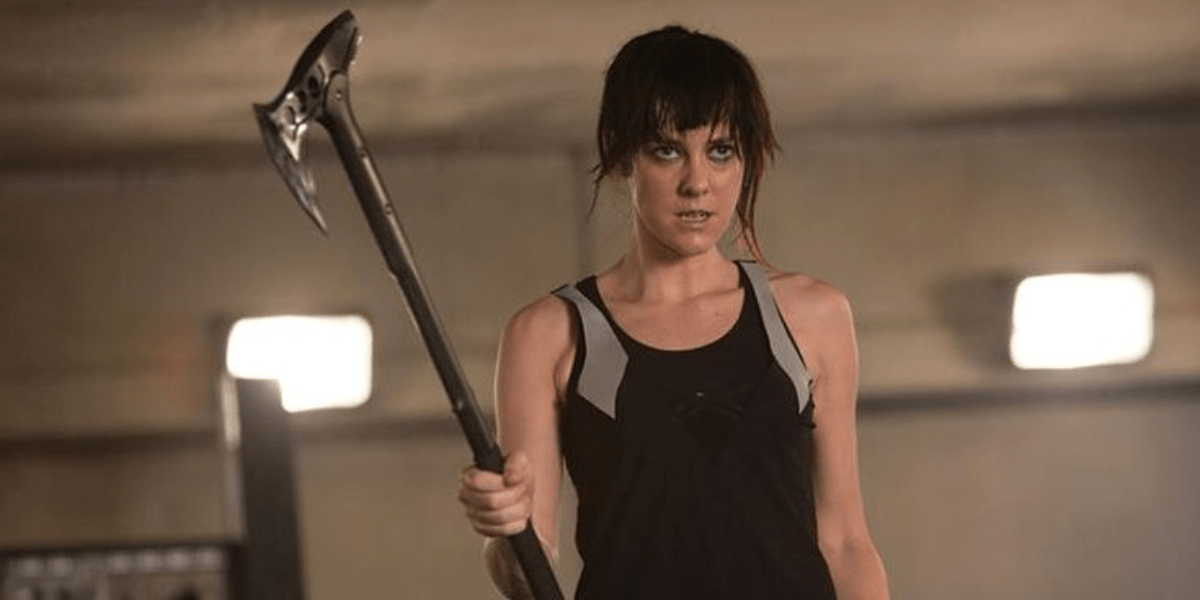 Johanna Mason wielding an axe in Hunger Games