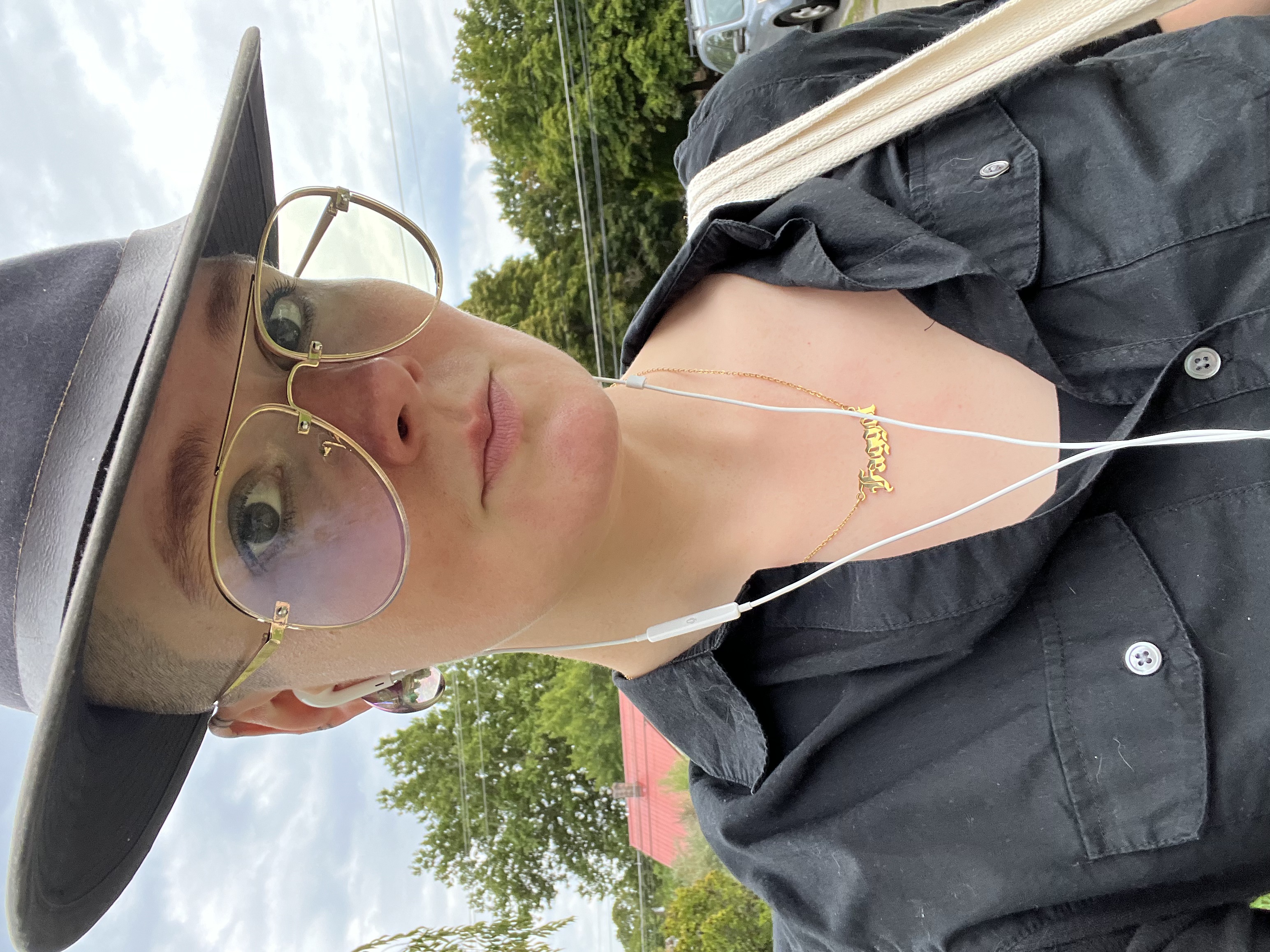 Profile picture of B