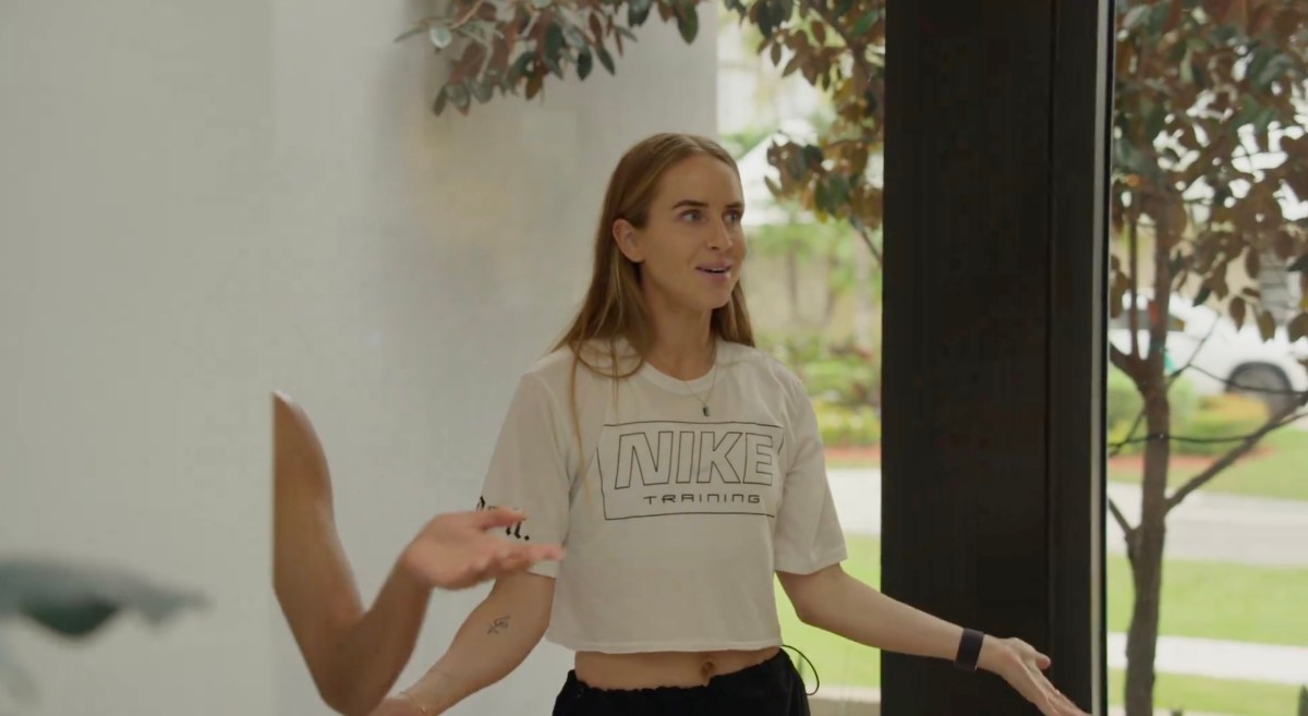 Nikki arrives at the house in her nike shrit