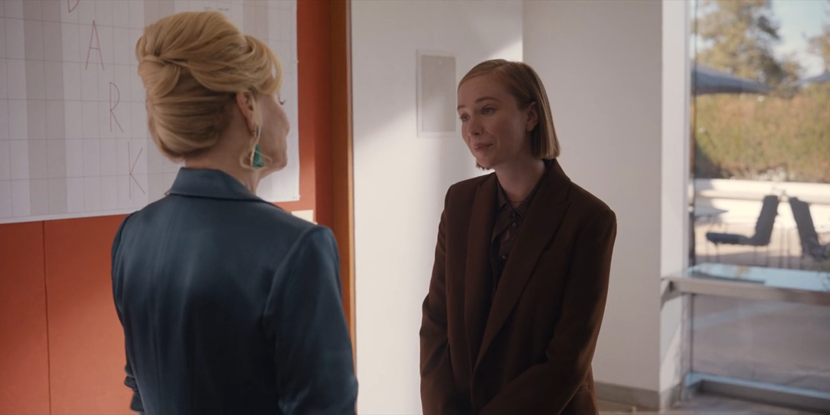 Hannah Einbinder confronts Jean Smart in an office.