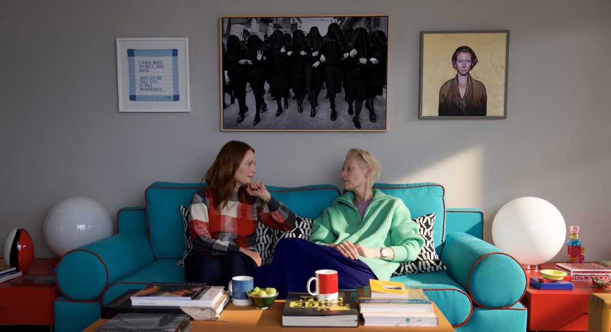 Julianne Moore and Tilda Swinton sit on the couch and talk.