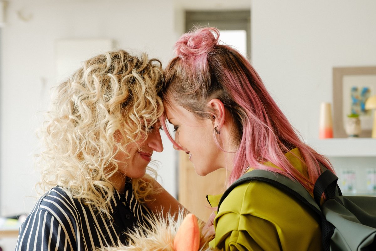 VALERIA. Teresa Riott as Nerea, Mima Rivera as Georgina in episode 05 of VALERIA. Cr. Felipe Hernández/Netflix © 202