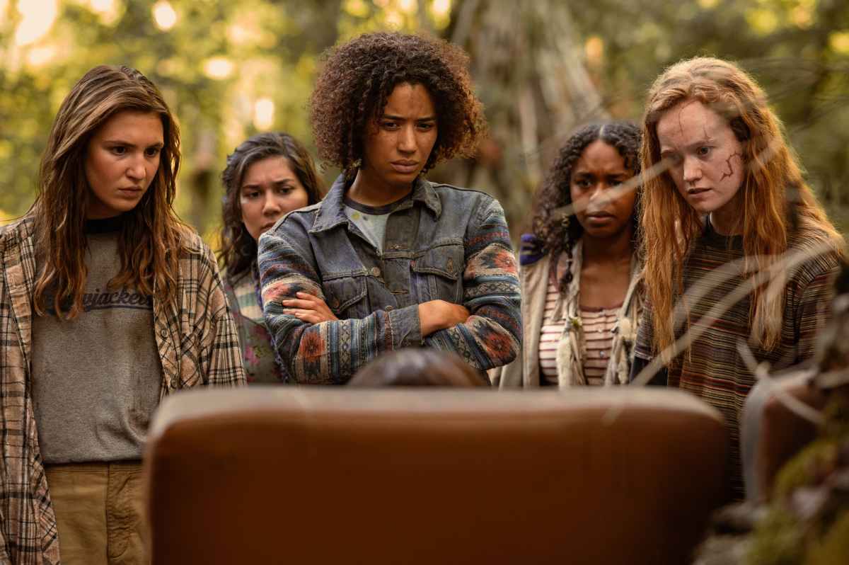 L-R: Sophie Nélisse as Teen Shauna, Vanessa Prasad as Teen Gen, Jasmin Savoy Brown as Teen Taissa, Silvana Estifanos as Teen Britt and Liv Hewson as Teen Van in Yellowjackets, episode 8, season 3, streaming on Paramount+ with SHOWTIME, 2025. Photo Credit: Kailey Schwerman/Paramount+ with SHOWTIME.