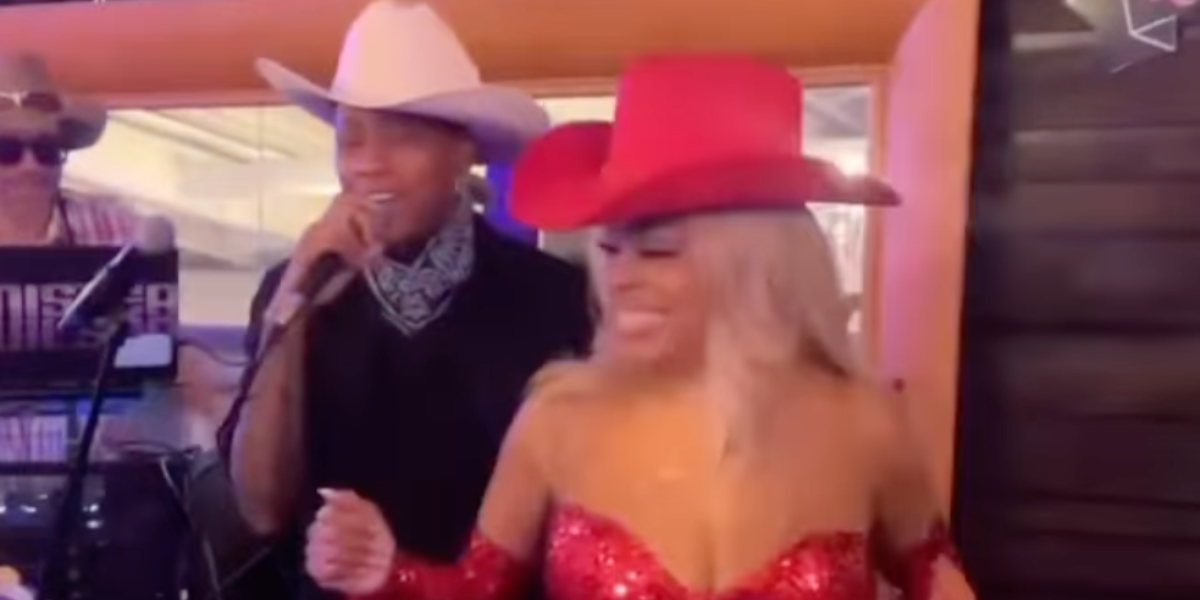 Jessica Betts and Niecy Nash singing karaoke at Niecy's rodeo birthday party