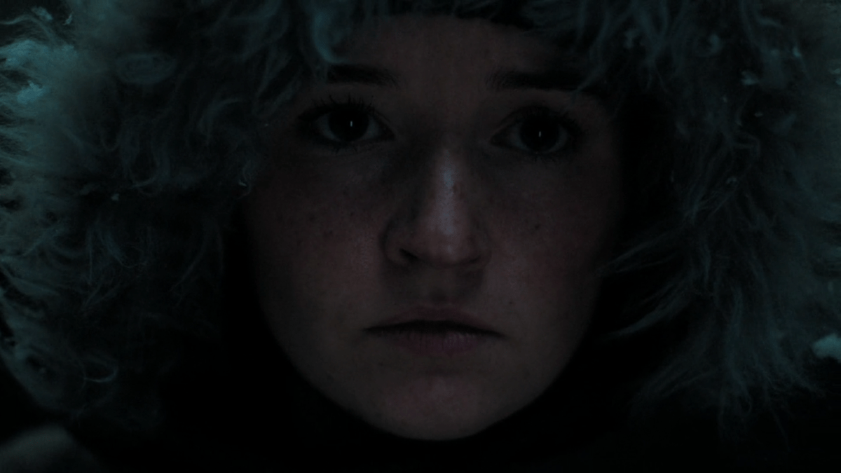 The Last of Us: Abby glowers under her hood as she approaches Jackson
