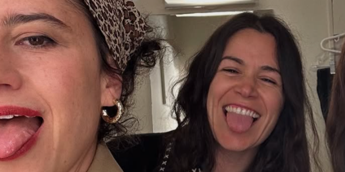 ilana glazer and abbi jacobson sticking their tongues out