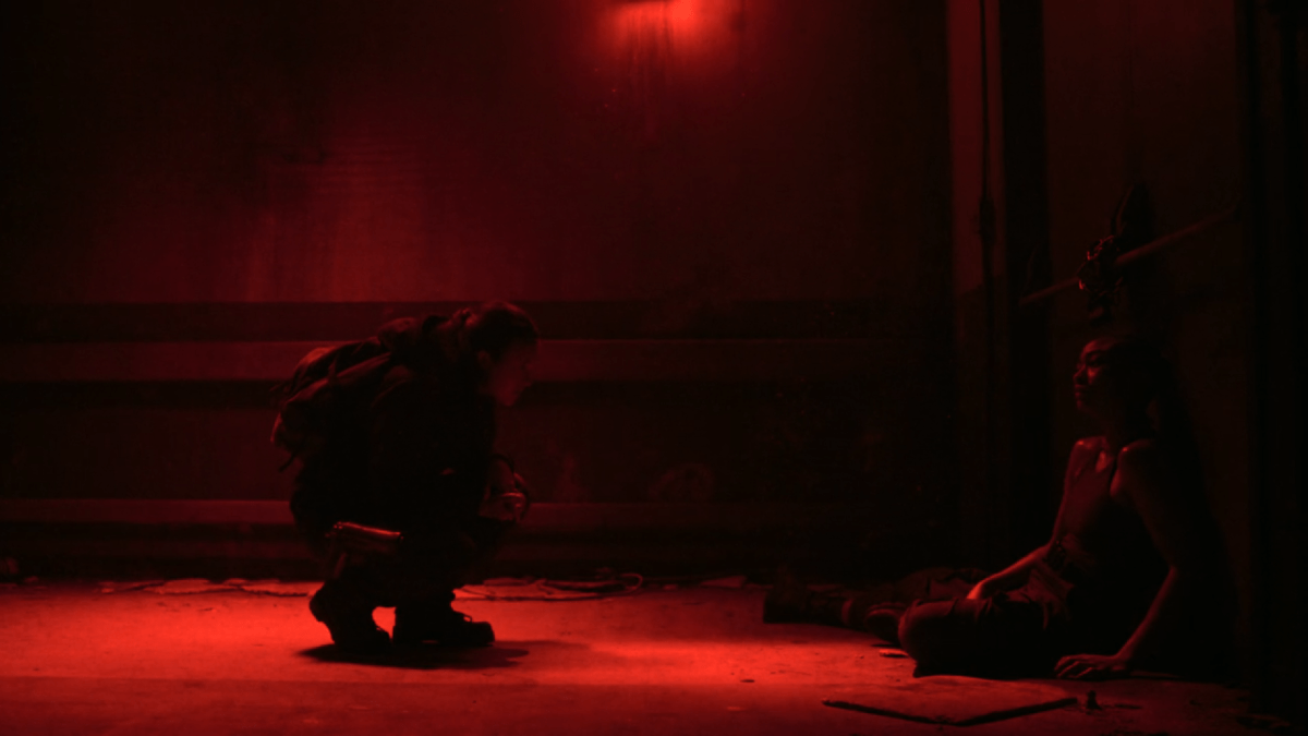 The Last of Us 205: Ellie crouches menacingly at Nora 